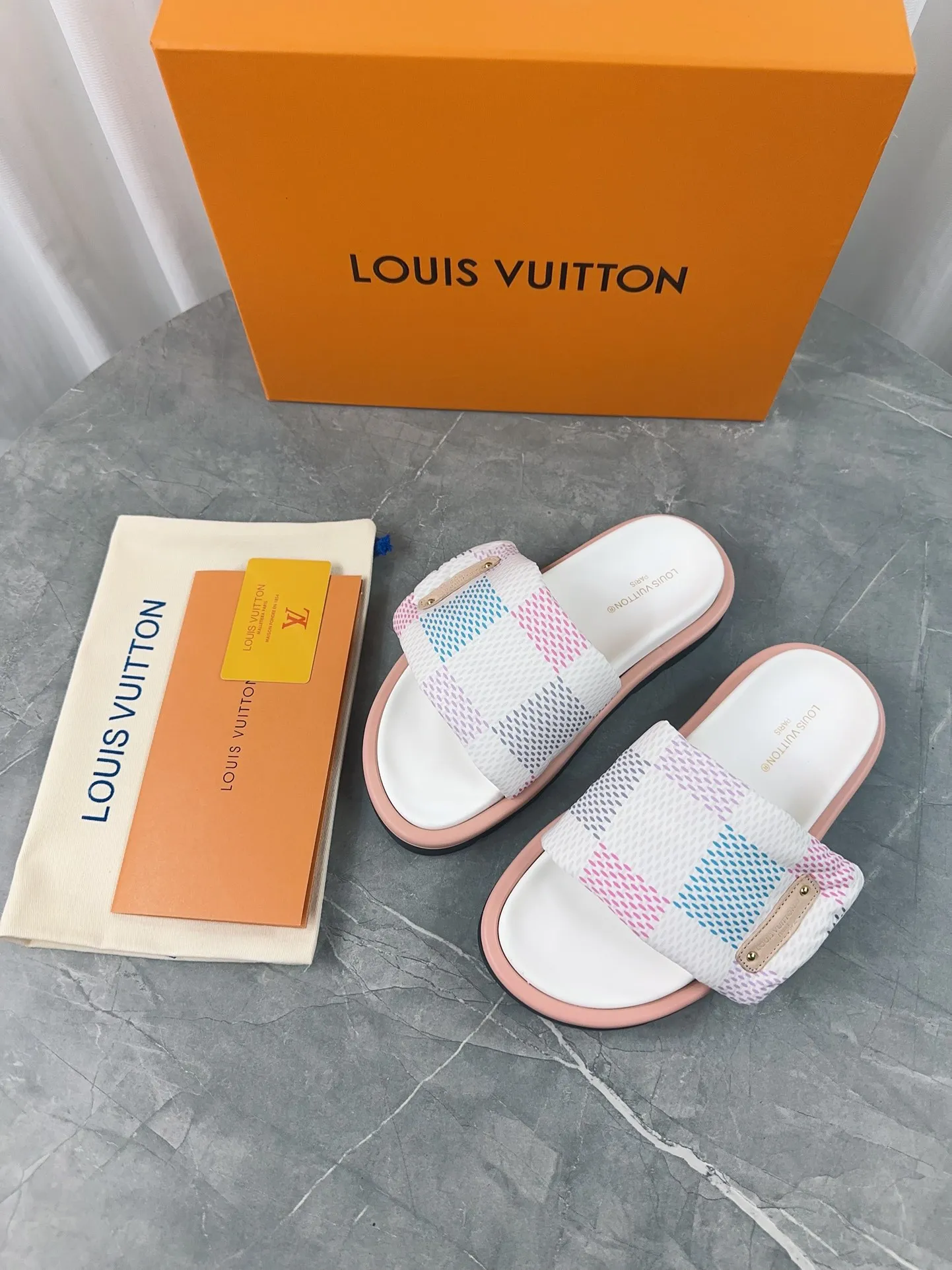👟👟Ex-factory price 360👟👟 Women's Shoes Women's Clothing LV Donkey Brand L Home 2024 Hot Style Embossed Logo Embossed Sandals This Pool Pillow Comfort flat sandals are made of technical fabrics and use high-frequency embossing technology to reinterpret the Monogram pattern. Soft padded upper with adjustable Velcro, comfortable and tough insole adds harmonious color ▪️Fabric: Original customized technical fabric ▪️Lining: soft sheepskin lining ▪️Sole: Original open-molded rubber foam outsole Color: sky blue. Yellow. Black ▪️Size: 35-45